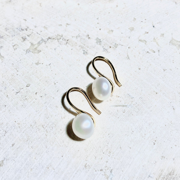 Curved Earrings with Pearl